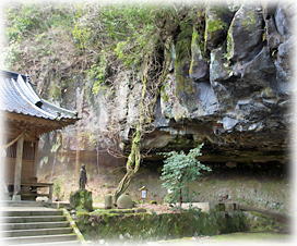 画像：八女津媛神社の岩屋