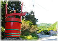 画像：水屋神社前の赤桶